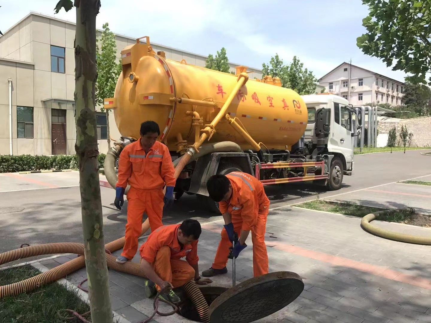 下关管道疏通车停在窨井附近