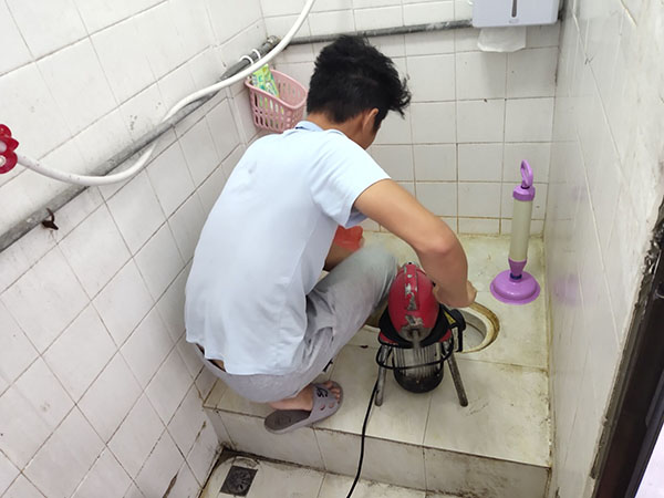 下关肥皂掉到马桶里把马桶堵住了怎么办？马桶堵住了怎么办