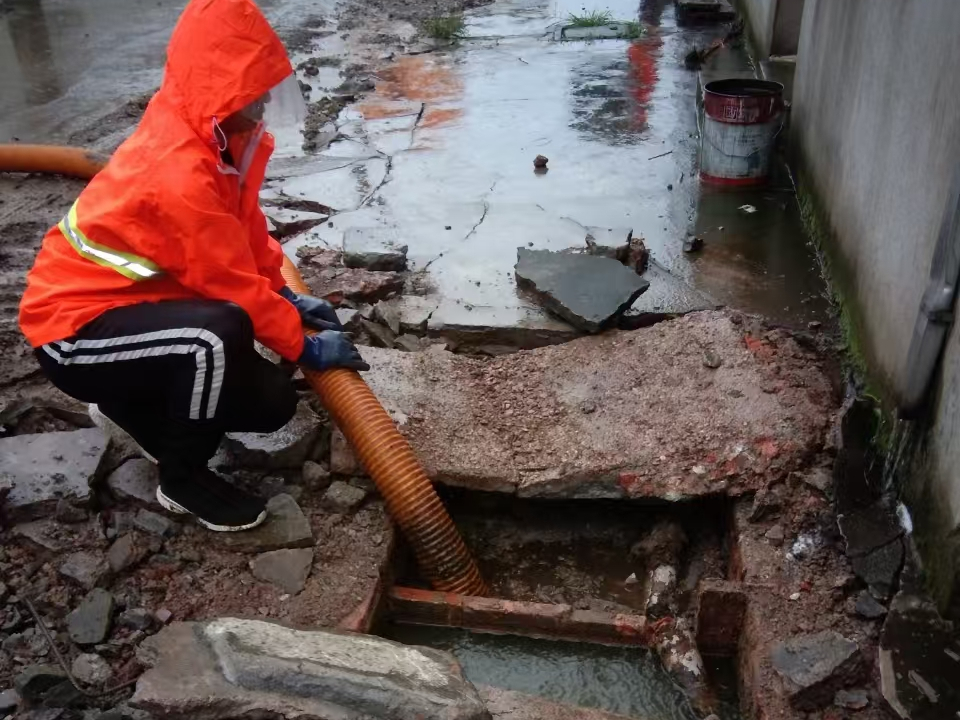 下关专业清理污水池 炜誉市政以规范流程守护城市 “肠道”