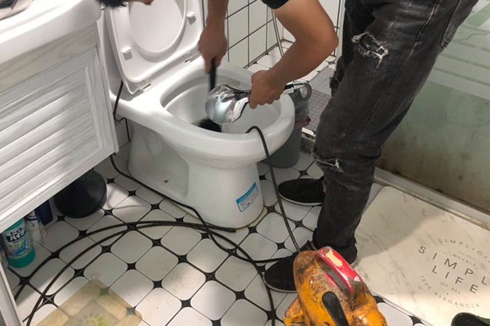 下关马桶堵塞自己疏通还是找师傅？专业上门服务让你省时更省心