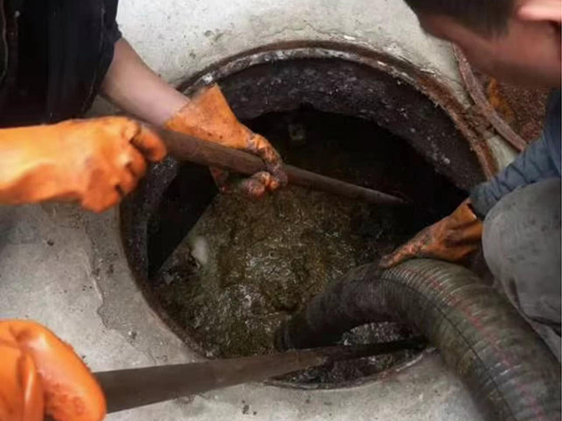 下关清理化粪池时如何避免沼气的危害？